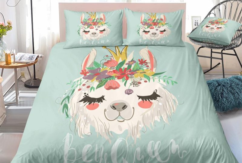 Parure de lit lama cool. Bonne qualité, confortable et à la mode sur un lit dans une maison