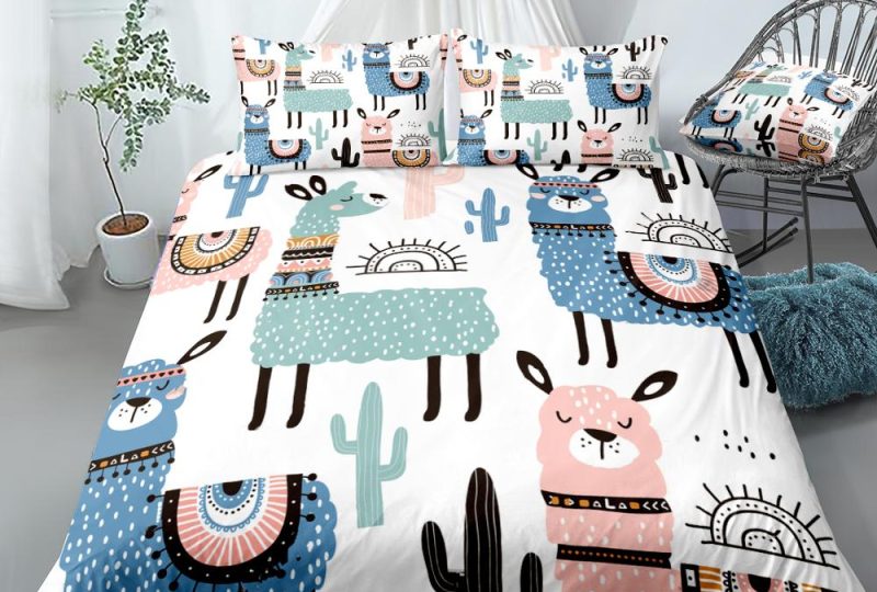 Parure de lit lama multicolore. Bonne qualité, confortable et à la mode sur un lit dans une maison