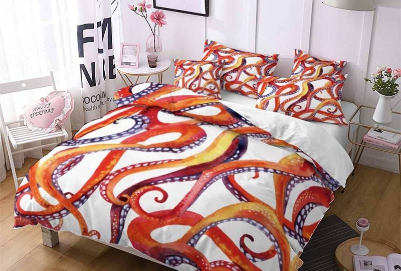 Parure de lit poulpe rouge. Bonne qualité, confortable et à la mode sur un lit dans une miason