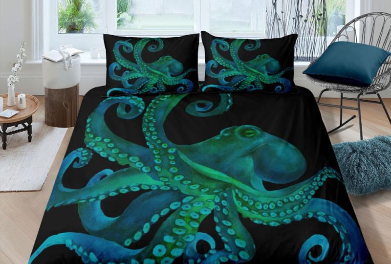 Parure de lit poulpe bleu. Bonne qualité, confortable et à la mode sur un lit dans une maison