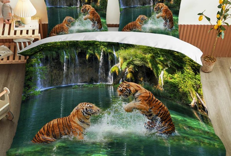 Parure de lit tigres sauvages. Bonne qualité, confortable et à la mode sur un lit dans une maison