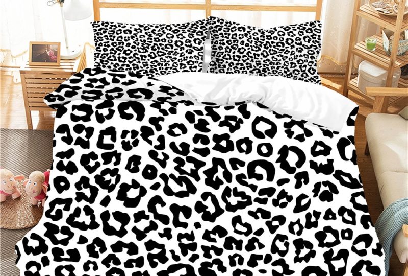 Parure de lit imprimé léopard noir et blanc. Bonne qualité, confortable et à la mode sur un lit dans une maison