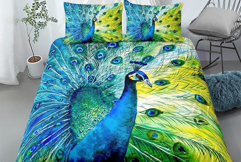 Parure de lit grand paon. Bonne qualité, confortable et à la mode sur un lit dans une maison