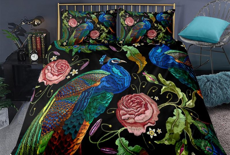 Parure de lit paon voluptueux. Bonne qualité, confortable et à la mode sur un lit dans une maison