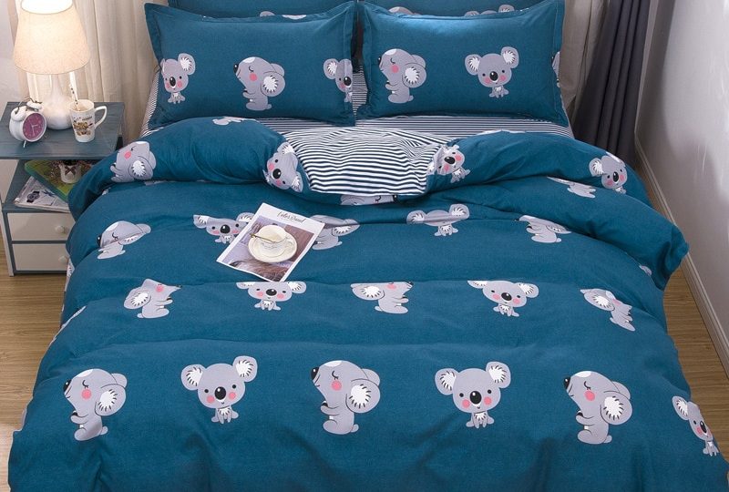 Parure de lit Koala bleu. Bonne qualité, confortable et à la mode sur un lit dans une maison