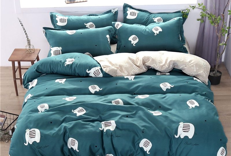 Parure de lit éléphants mignons. Bonne qualité, confortable et à la mode sur un lit dans une maison