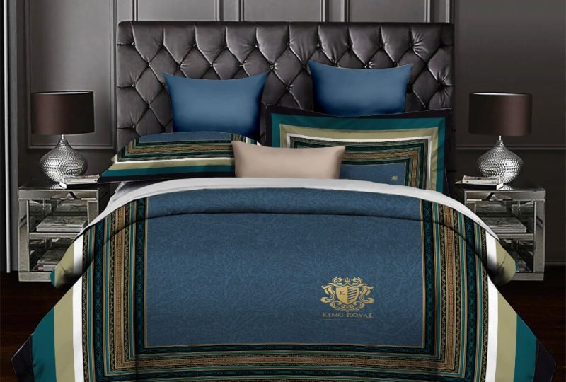 Parure de lit bleu marine royal très classe. Bonne qualité, confortable et à la mode sur un lit dans une maison