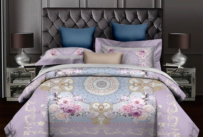 Parure de lit rose royal style européen. Bonne qualité, confortable et à la mode sur un lit dans une maison