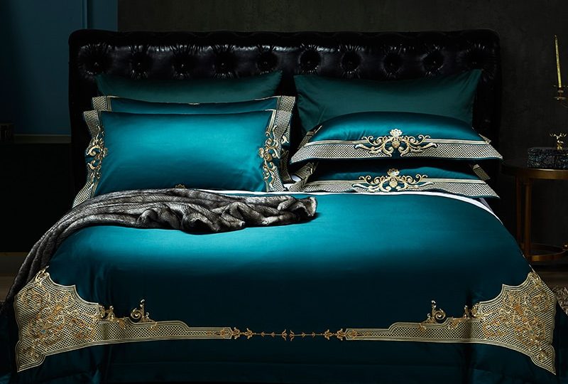 Parure de lit coton égyptien bleu-vert foncé. Bonne qualité, confortable et à la mode sur un lit dans une maison