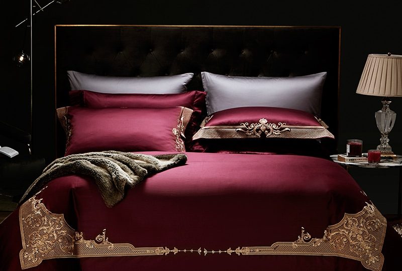 Parure de lit coton égyptien rouge foncé. Bonne qualité, confortable et à la mode sur un lit dans une maison