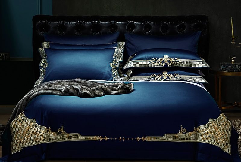 Parure de lit coton égyptien bleu roi très chic. Bonne qualité, confortable et à la mode sur un lit dans une maison