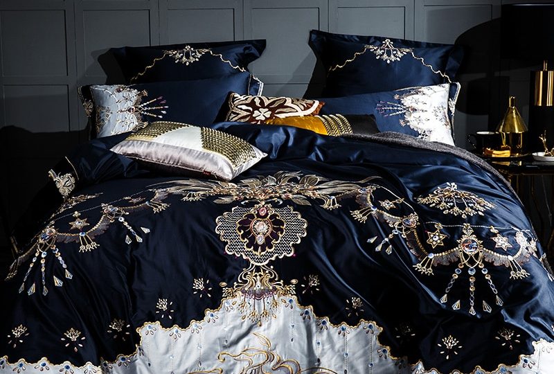 Parure de lit bleu roi avec broderie en coton égyptien. Bonne qualité, confortable et à la mode sur un lit dans une maison