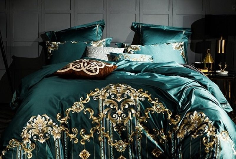Parure de lit vert foncé avec broderie en coton égyptien. Bonne qualité, confortable et à la mode sur un lit dans une maison