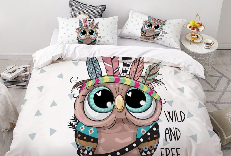 Parure de lit hibou hippie. Bonne qualité, confortable et à la mode sur un lit dans une maison