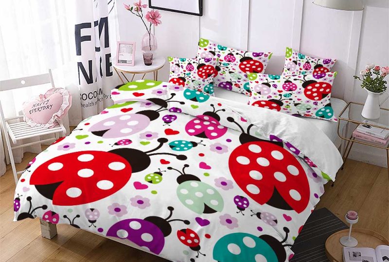 Parures de lit coccinelles. Bonne qualité, confortable et à la mode sur un lit dans une maison