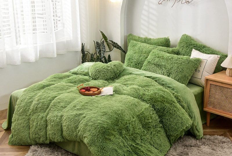 Parure de lit verte en fourrure. Bonne qualité, confortable et à la mode sur un lit dans une maison