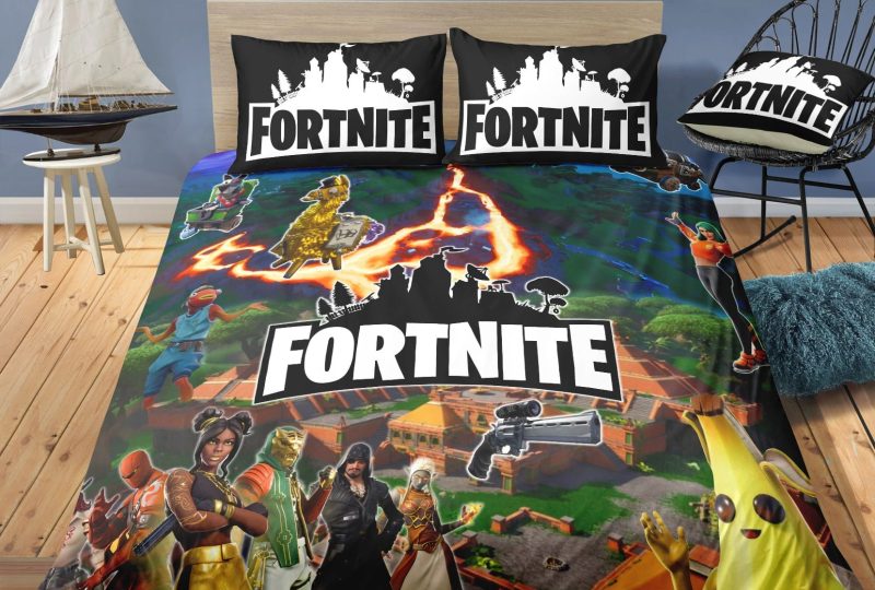 Parrue de lit Fortnite. Bonne qualité, confortable et à la mode sur un lit dans une maison
