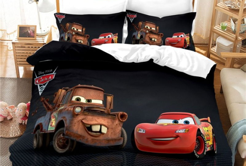 Parure de lit Cars avec Flash et Frank sur fond noir, installée dans une chambre pour enfant