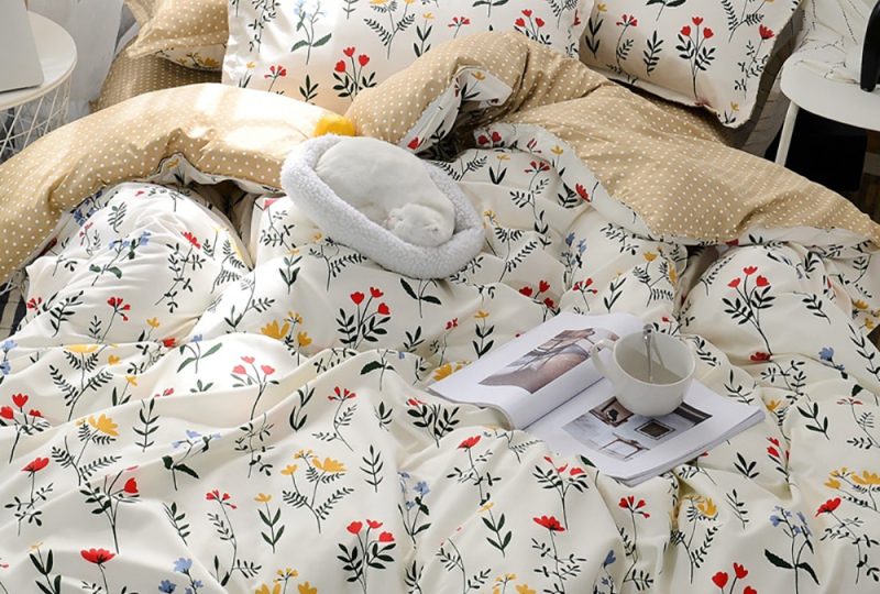 Parure de lit fleurs sauvages. Bonne qualité, confortable et à la mode sur un lit dans une maison