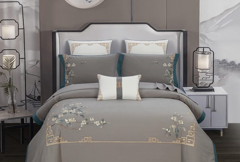 Parure de lit style asiatique gris. Bonne qualité, confortable et à la mode sur un lit dans une maison