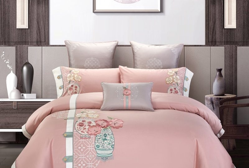 Parure de lit style asiatique rose motif fleurs. Bonne qualité, confortable et à la mode sur un lit dans une maison