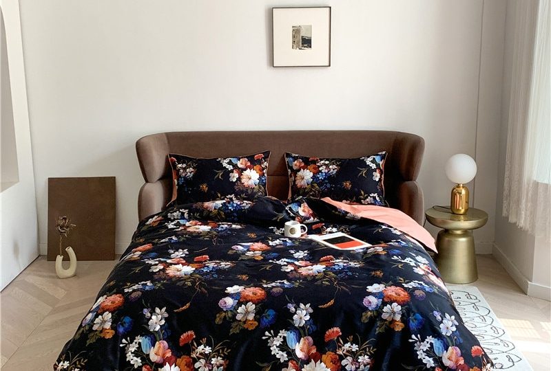 Parure de lit bleu nuit motif floral. Bonne qualité, confortable et à la mode sur un lit dans une maison