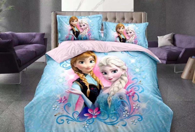 Parure de lit Frozen Shi et Elsa. Bonne qualité, confortable et à la mode sur un lit dans une maison