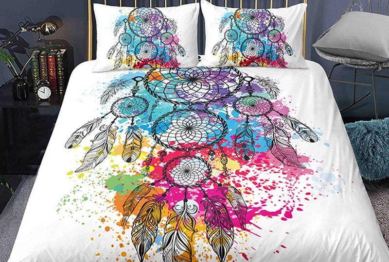 Parure de lit attrape rêve blanc teinte multicolore. Bonne qualité, confortable et à la mode sur un lit dans une maison