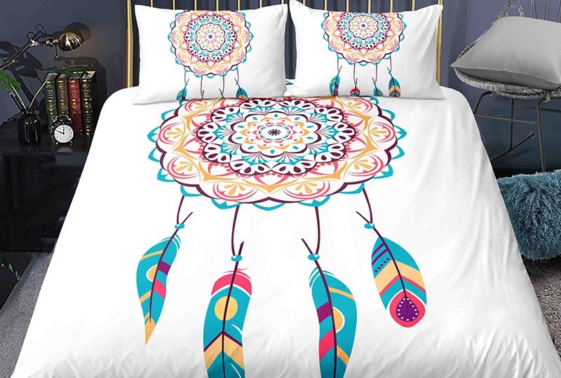 Parure de lit attrape rêve blanc motif mandala. Bonne qualité, confortable et à la mode sur un lit dans une maison