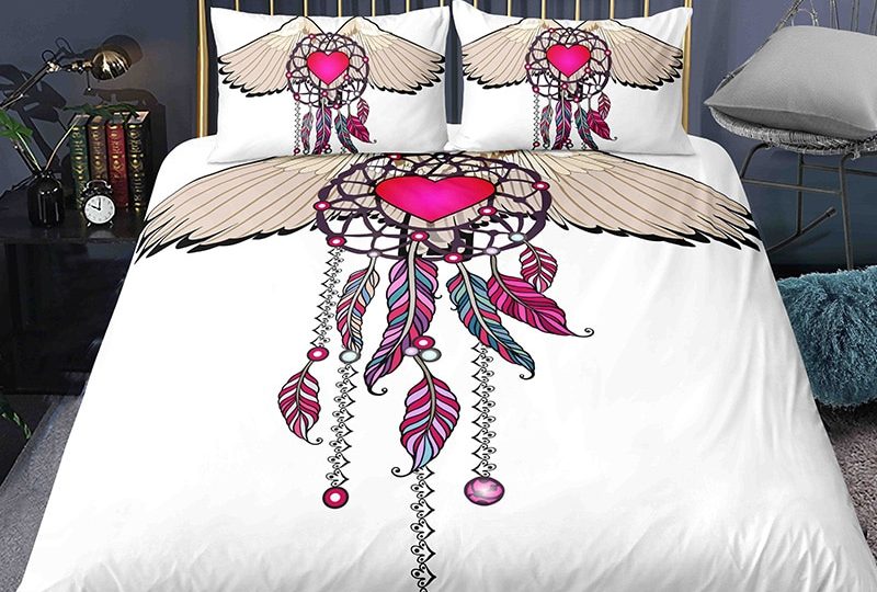 Parure de lit attrape rêve avec imprimé ailes d’ange. Bonne qualité, confortable et à la mode sur un lit dans une maison