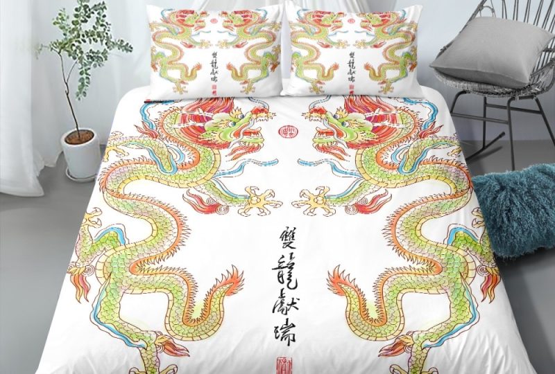 Parure de lit couple de dragon. Bonne qualité, confortable et à la mode sur un lit dans une maison