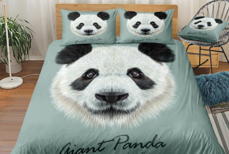 Parure de lit Grand Panda. Bonne qualité, confortable et à la mode sur un lit dans une maison