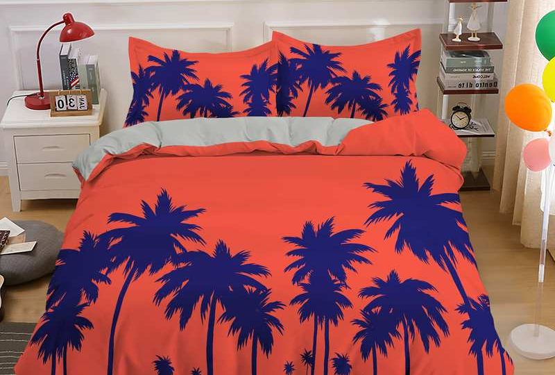 Parure de lit Orange et Palmiers Bleus. Bonne qualité, confortable et à la mode sur un lit dans une maison