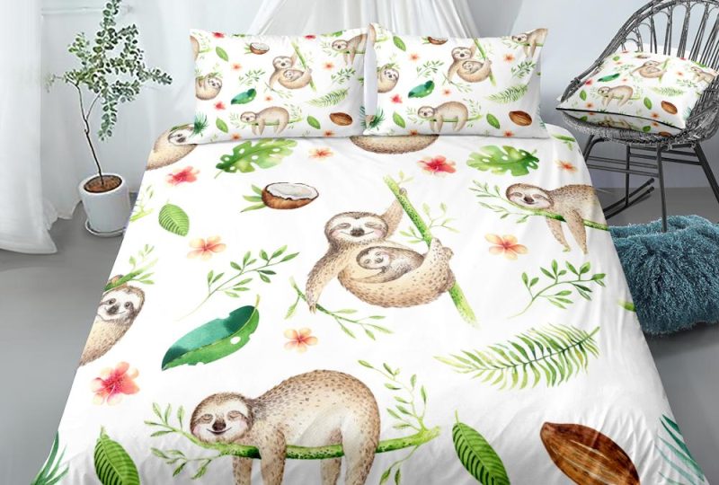 Parure de lit Paresseux des Îles. Bonne qualité, confortable, à la mode sur un lit dans une maison