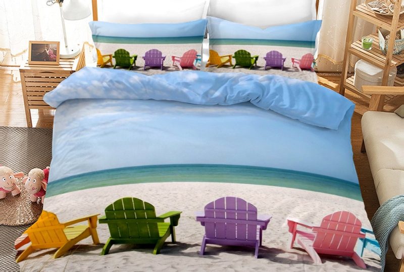 Parure de lit vue sur mer. Bonne qualité, confortable et à la mode sur un lit dans une maison