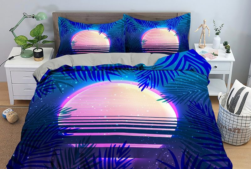 Parure de lit coucher de soleil. Bonne qualité, confortable et à la mode sur un lit dans une maison