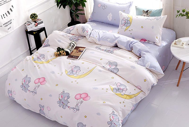 33581-3af415.jpg Parure de lit bébé éléphant. Bonne qualité, confortable et à la mode sur un lit dans une maison