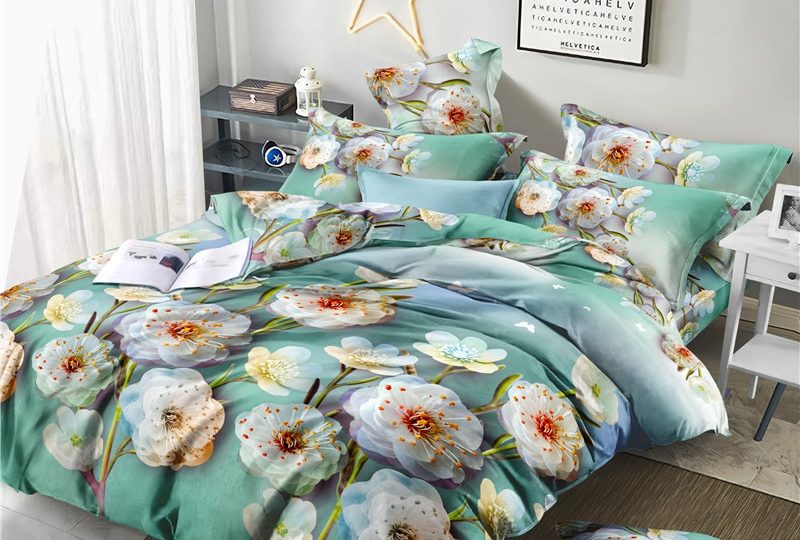 Parure de lit florale romantique. Bonne qualité, confortable et à la mode sur un lit dans une maison
