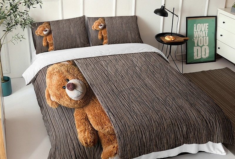 Parure de lit ourson Teddy. Bonne qualité, confortable et à la mode sur un lit dans une maison