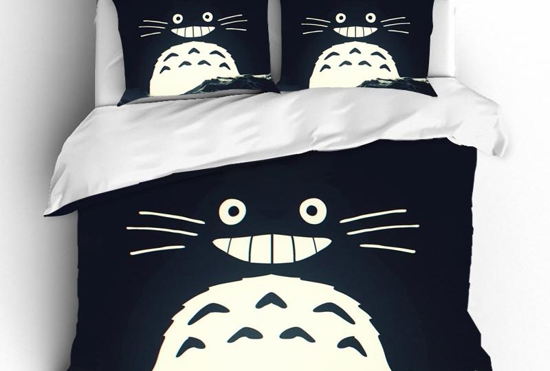 Parure de lit Totoro sourire. Bonne qualité, confortable et à la mode sur un lit dans une maison