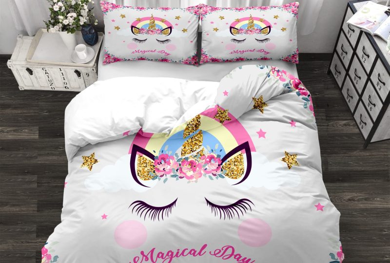 Parure de lit licorne fleurie. Bonne qualité, confortable et à la mode sur un lit dans une maison