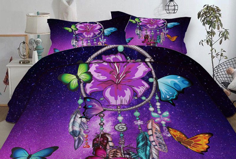 Parure de lit attrape rêve motif fleur entourée de papillons. Bonne qualité, confortable et à la mode sur un lit dans une maison