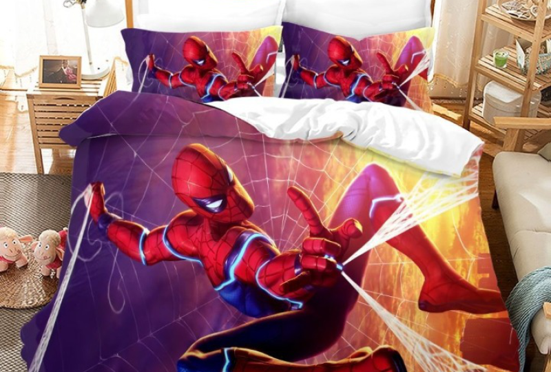 Parure de lit Spiderman dans sa toile d'araignée installée dans une chambre d'enfant sur le lit
