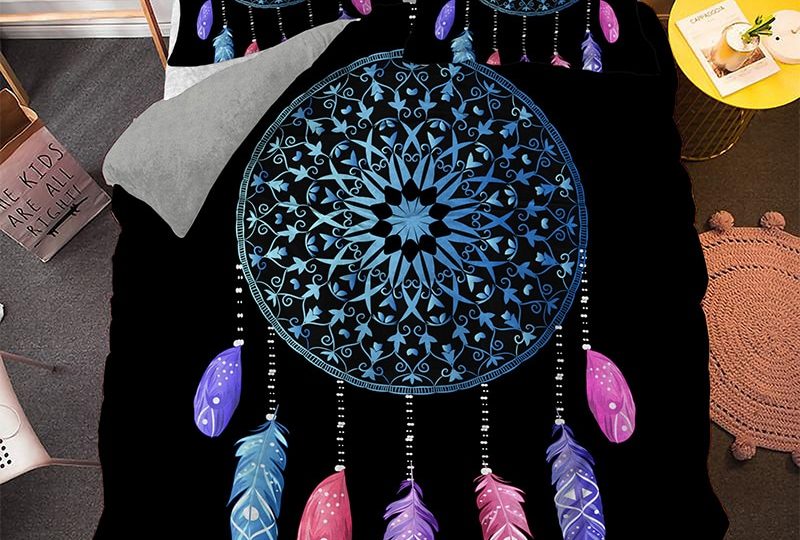 35504-1f4a58.jpg Parure de lit attrape rêve noir motif mandala. Bonne qualité, confortable et à la mode sur un lit dans une maison
