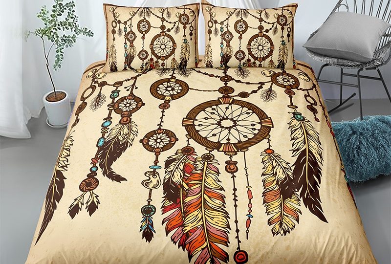Parure de lit attrape rêve beige style indien. Bonne qualité, confortable et à la mode sur un lit dans une maison