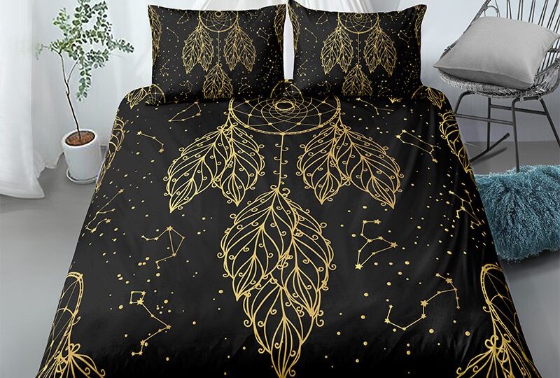 Parure de lit attrape rêve noir motif constellation dorée. Bonne qualité, confortable et à la mode sur un lit dans une maison