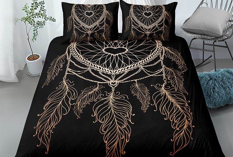 35976-ee68b7.jpg Parure de lit attrape rêve noir et or motif cœur. Bonne qualité, confortable et à la mode sur un lit dans une maison