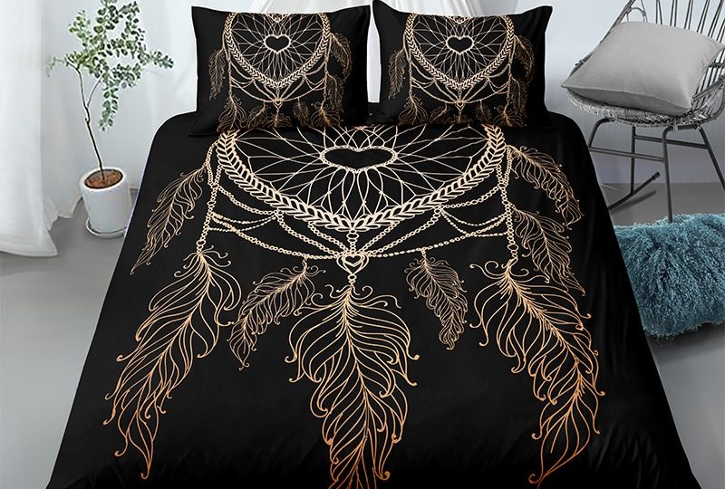 Parure de lit attrape rêve noir et or motif cœur. Bonne qualité, confortable et à la mode sur un lit dans une maison