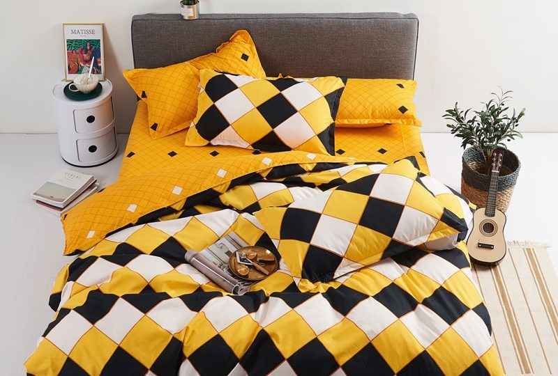 Parure de lit carreaux tricolore très douce. Bonne qualité, confortable et à la mode sur un lit dans une maison