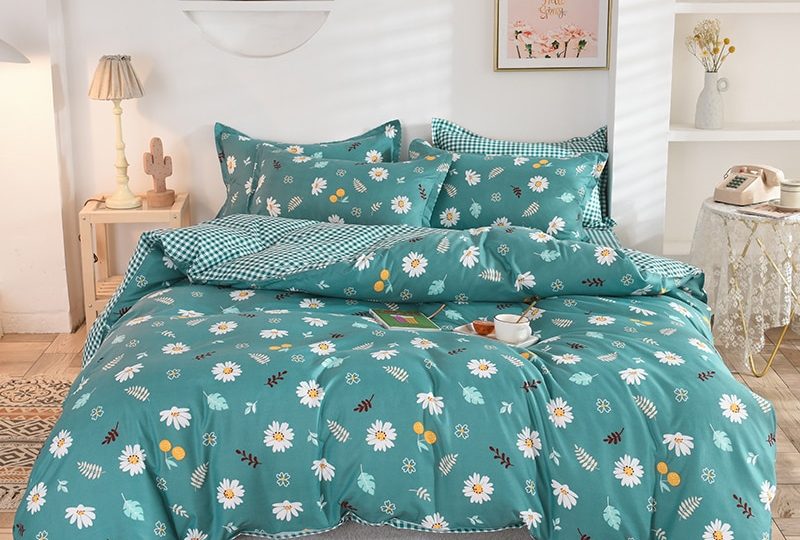 Parure de lit vert-bleu motif floral. Bonne qualité, confortable et à la mode sur un lit dans une maison